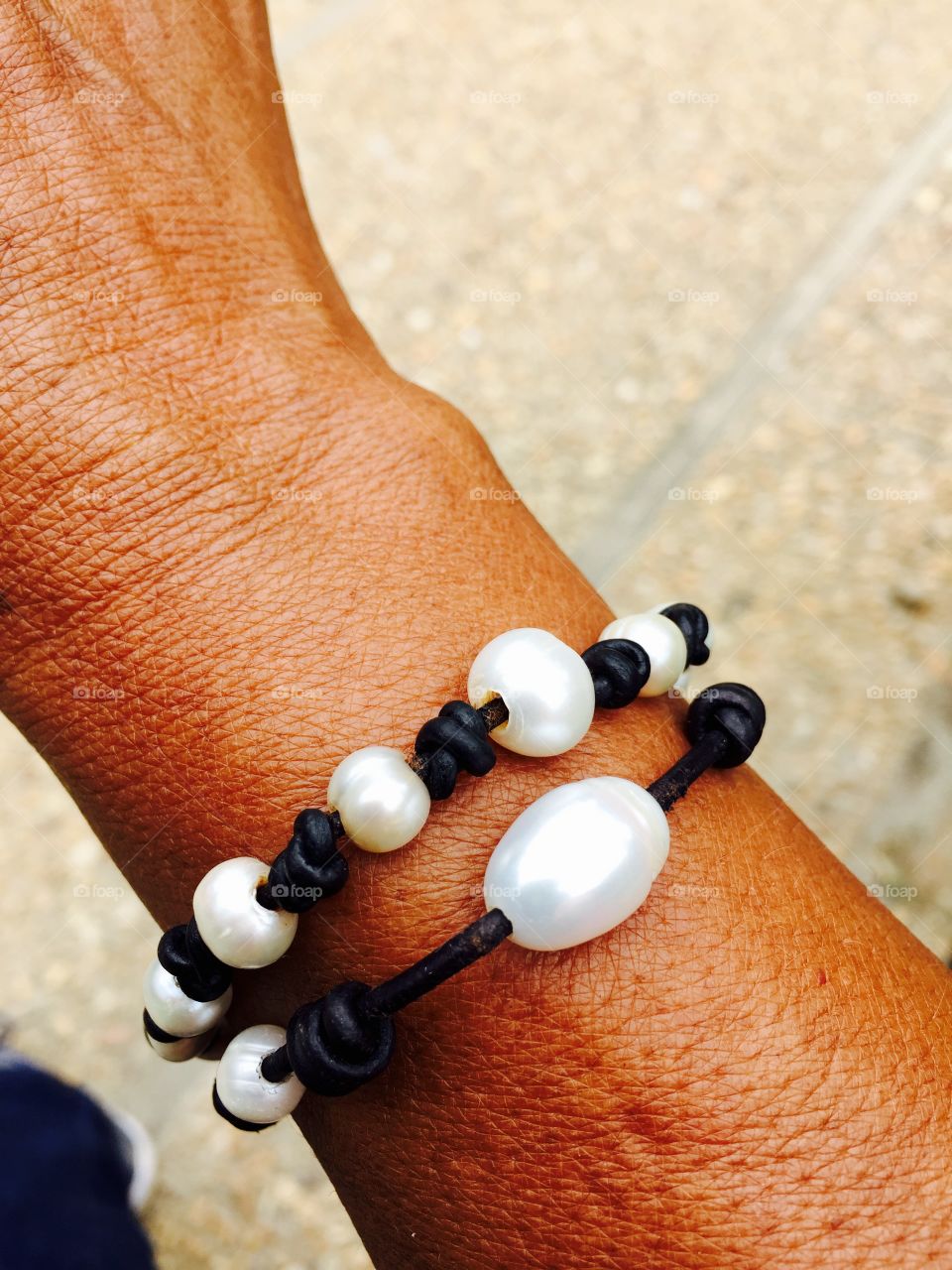Leather and pearls bracelet 