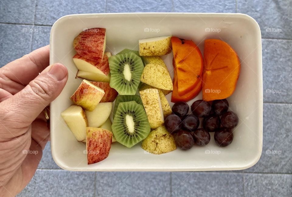 Delicious fruits for children to be healthy!  Today we have apple, kiwi, pear, persimmon and grape.  Delicious! / Frutas deliciosas para que as crianças tenham saúde! Hoje temos maçã, kiwi, pêra, caqui e uva. Que delícia!