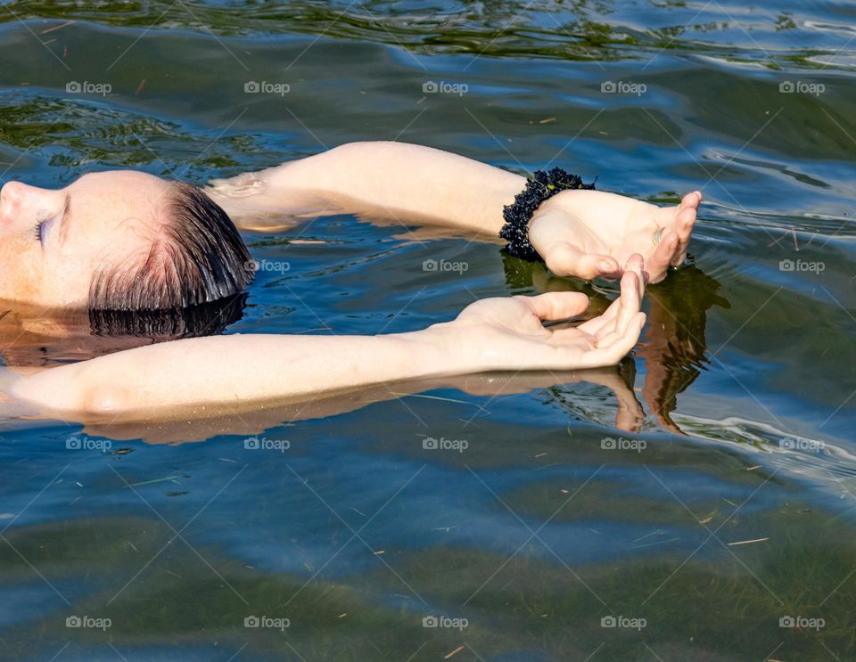 The swimming nymfh into the water at thevbeach. 
a spesielt portrait . 😉 ❤️🧡💛💚