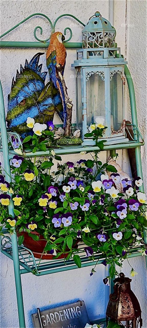 The beautiful garden in rural „Lower Bavaria“, Germany consists of many parts: trees, bushes, lawn and flowers as well as garden sculptures of various types, a rose bow and hanging plants. 2024. Hypnotic Productions