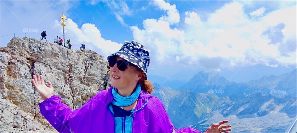 At 2962 m the “Zugspitze” is Germany’s tallest mountain. At 2950 m at “Seilbahn Zugspitze”, the aerial tramway that leads here from “Lake Eibsee” and “Garmisch-Partenkirchen” the joys of high altitude can already be felt. 2024. Hypnotic Productions