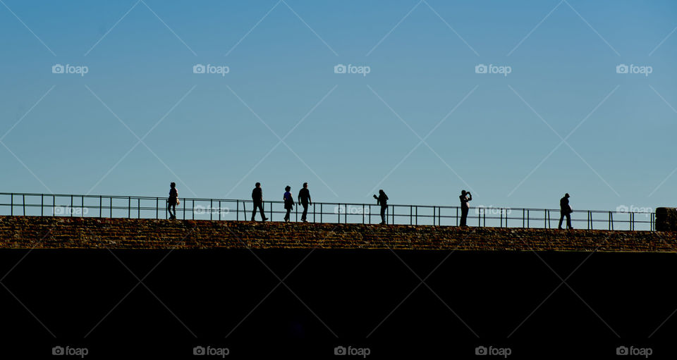 Siluetas en el muelle