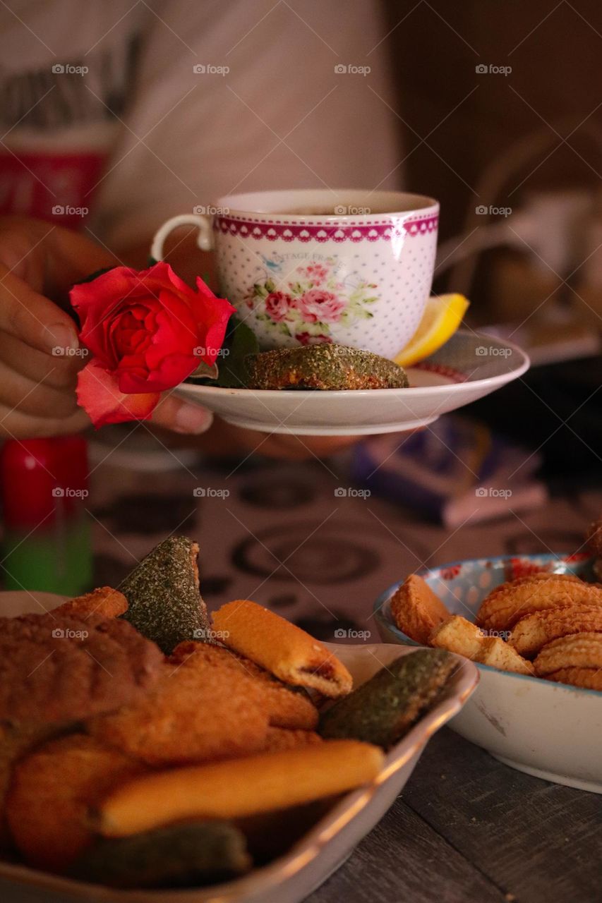 A tea cup and cookies