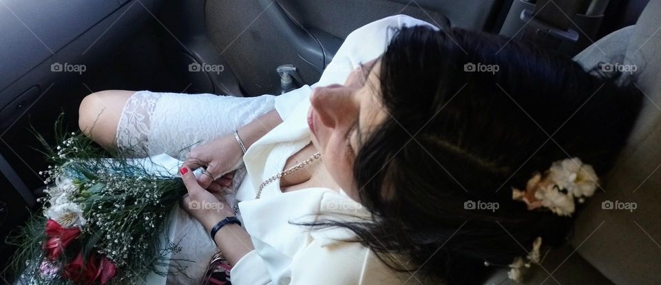 foto sacada en un auto desde arriba de una mujer durmiendo