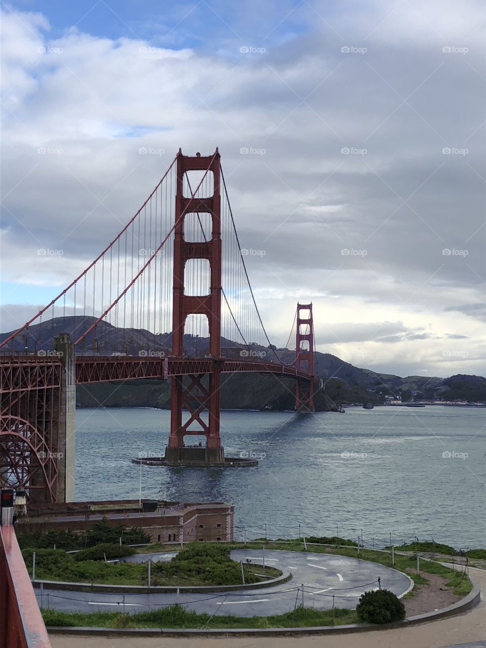 A picture of the Golden Gate Bridge in San Francisco, California.