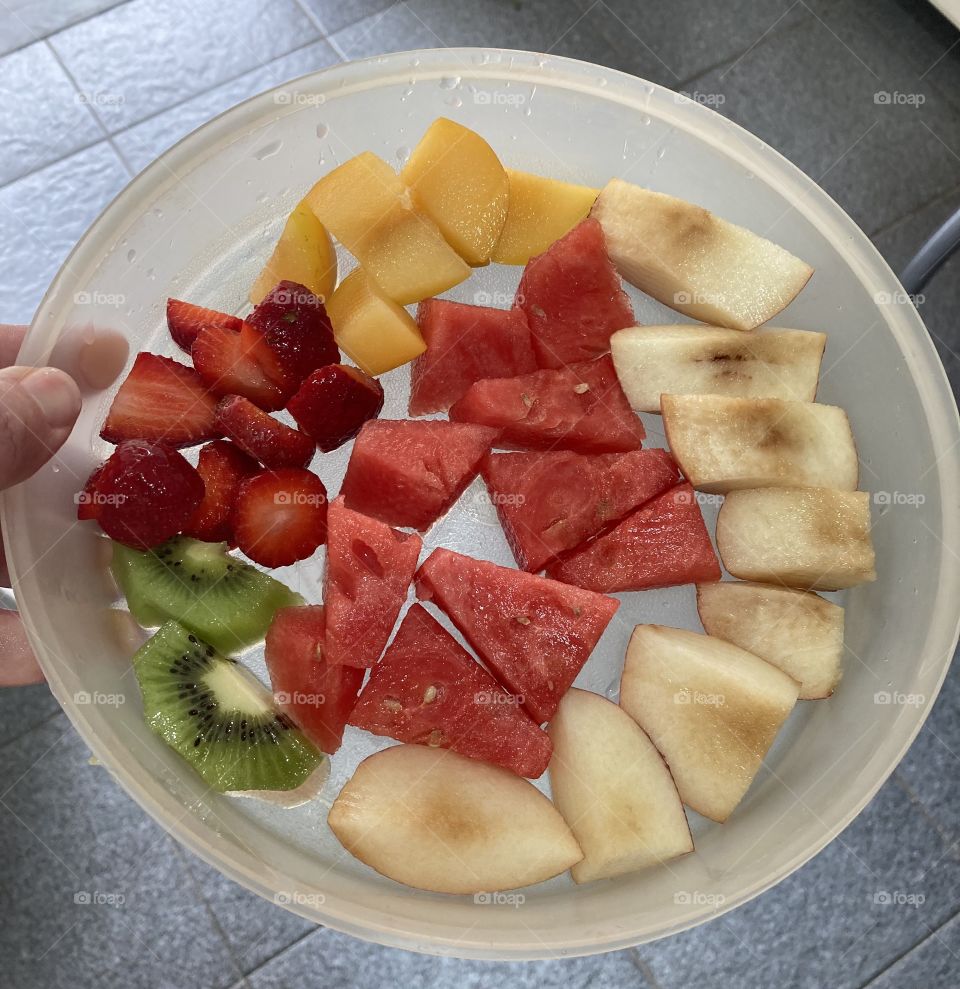 As crianças amaram a minha salada de frutas desta tarde: ameixa gema-de-ovo, morango, kiwi, pêssego e melancia.

Coma “saúde”! Troque um chocolate por uma fruta!