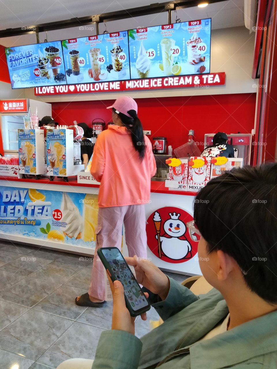 Ice cream and beverage shop Chinese brand but based in Thailand.