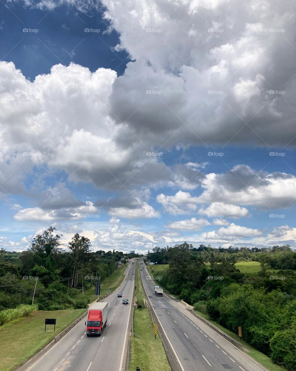 A beleza da paisagem na Rodovia Bispo Dom Gabriel Paulino Couto, aqui no Bairro Medeiros (Jundiaí).

Viva a natureza e os seus cenários.