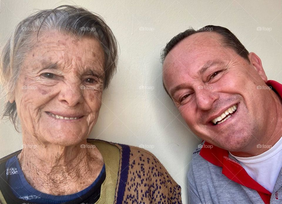 Passei visitar minha Vó Maria hoje à tarde. Em agosto ela fará 94 anos! Não tem problema de saúde física ou mental, faz suas tarefas domésticas normalmente e, reconheço: está melhor do que eu…
Obrigado pela vida dela, Papai do Céu!