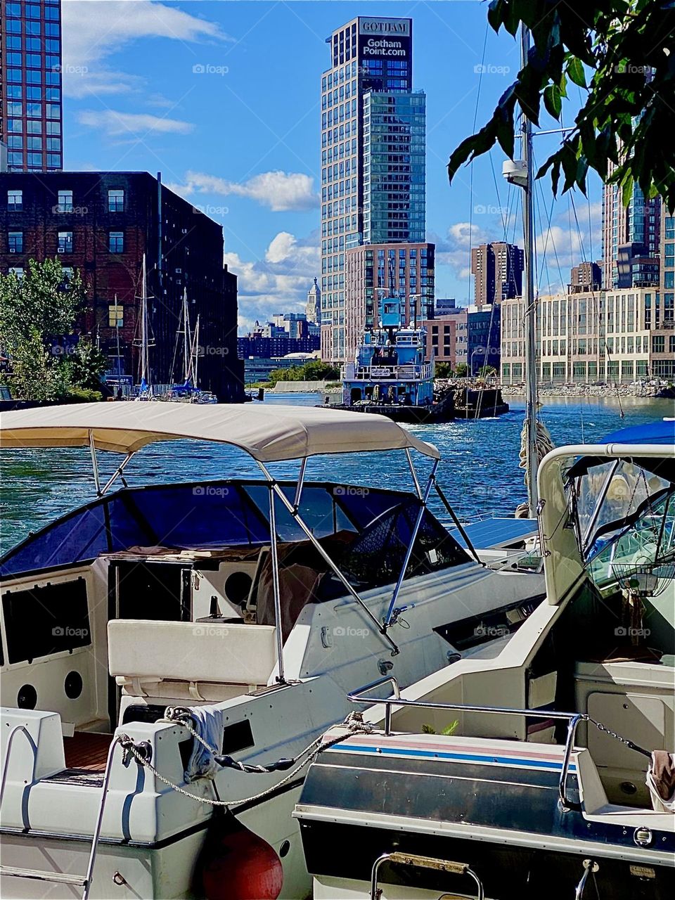 A large industrial barge is slowly moving away from us here on the shore at „Newtown Creek“ by the „Pulaski Bridge“ in LIC, Queens on this gloriously beautiful sunny autumn day in October 2023. Hypnotic Productions