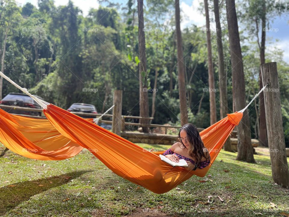 Em meio a Serra do Japi, em Jundiaí - SP, um refúgio para descansar, ler ou admirar a natureza da Mata Atlântica em redes sob as árvores. 