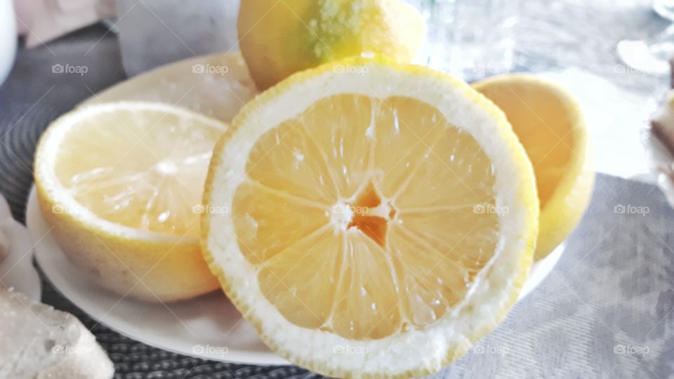 Lemons ready for some sqeezing.