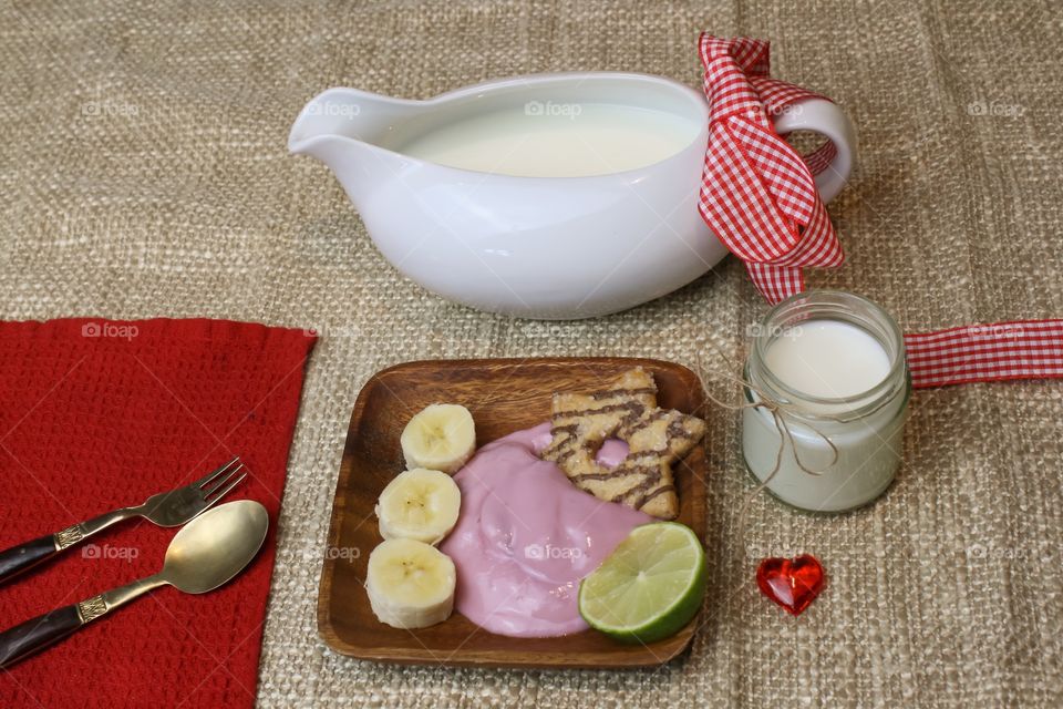 Yoghurt and sweet biscuits