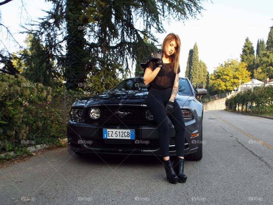 Model Lisa with a mustang GT and flowers 