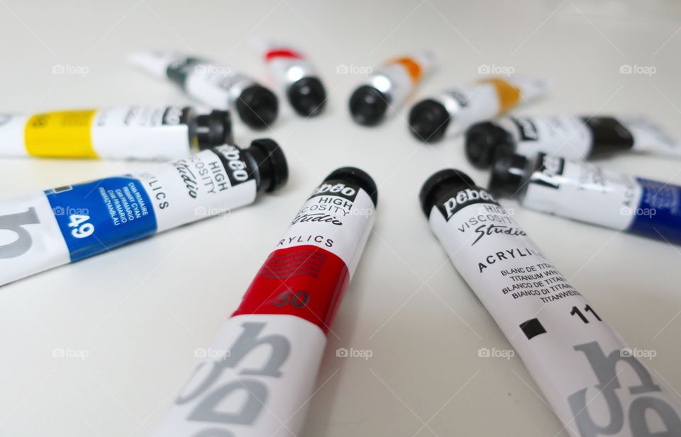 Acrylic supplies for artistic and creative people, perfect to make some beautiful paintings
