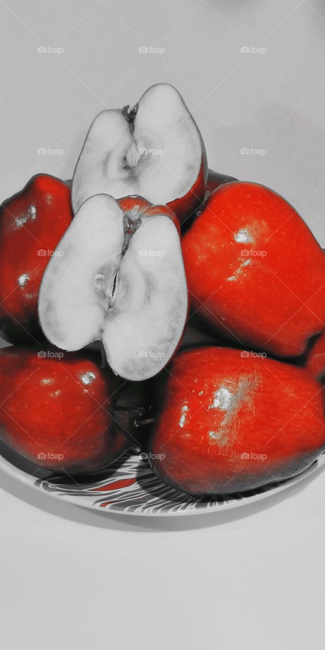 Яблоки свежие на тарелке