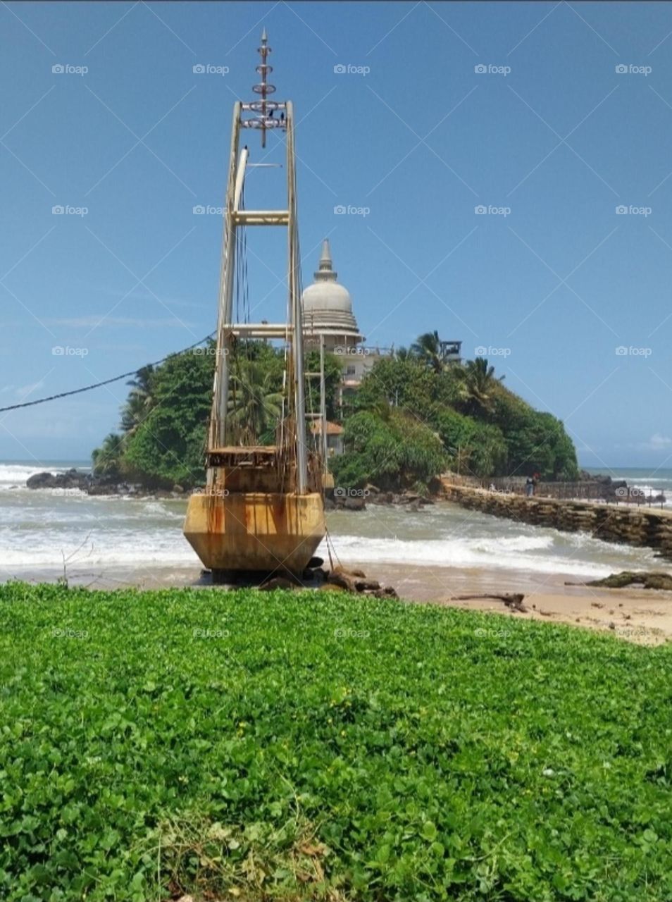 The island is home to a Buddhist temple and is a popular spot for both locals and tourists seeking tranquility and a place for meditation.