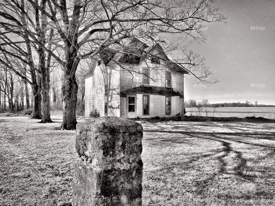 Old farmhouse in Indiana on a farm in the countryside 