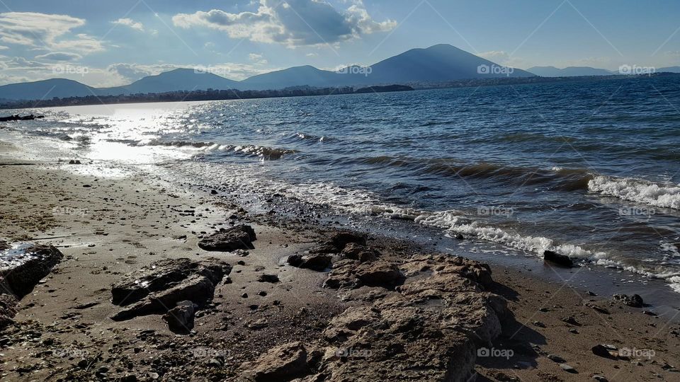 A more detailed photo of the same beach.