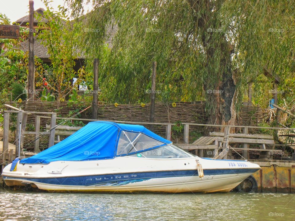 motorboat at the fork of the Vilkovo моторная лодка у причала Вилково