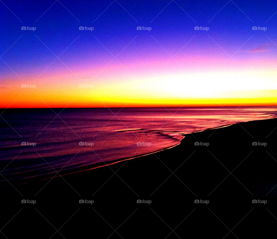 Sunrise and sunsets of USA -
The yellow ball of fire changed to hues of orange, blue, and then tangerine. It merged with the sky. The clouds were like cotton-candy, as though they blushed at the warm touch of the sun