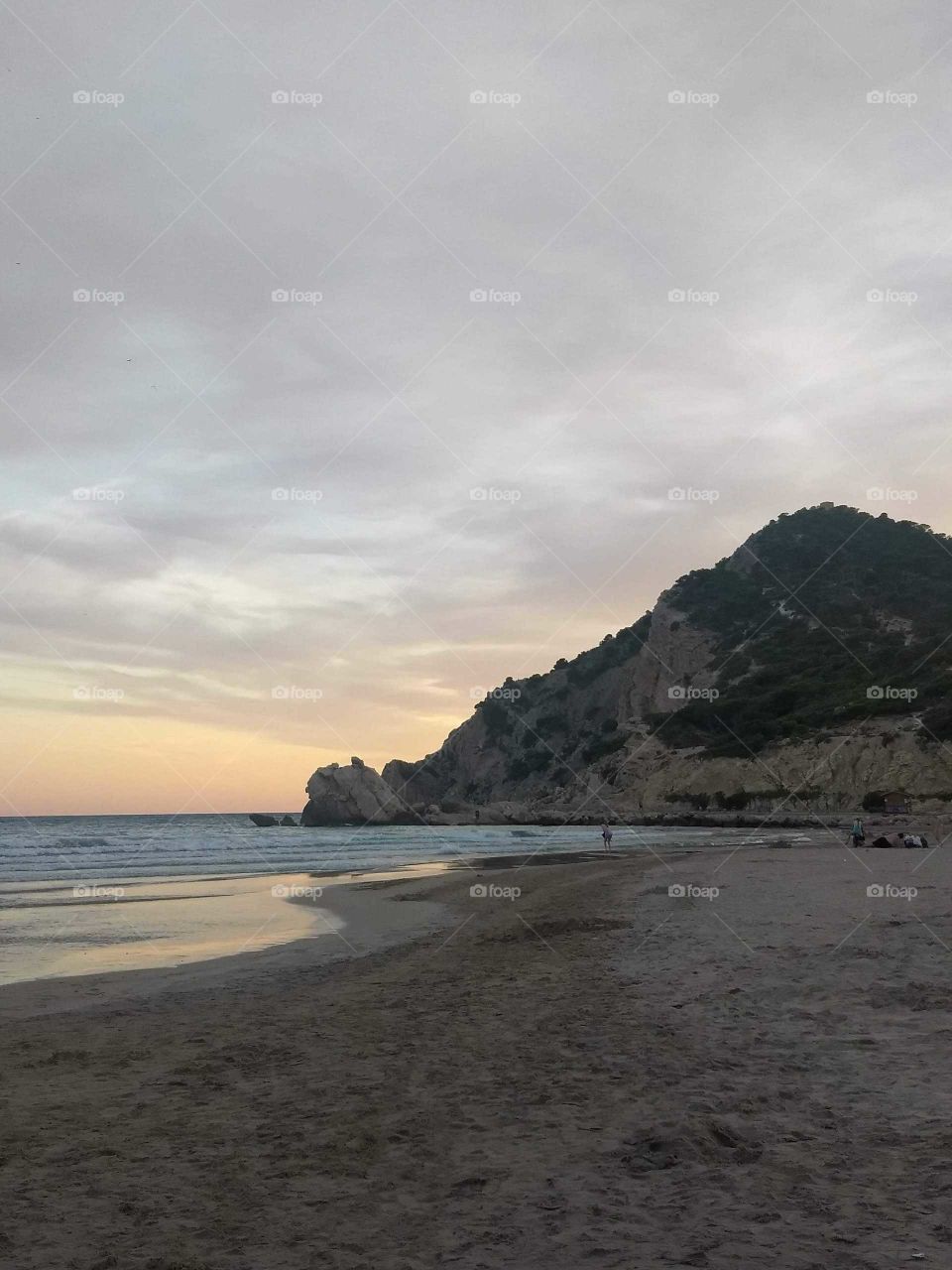 El mar se encuentra con una colina unos minutos antes del atardecer