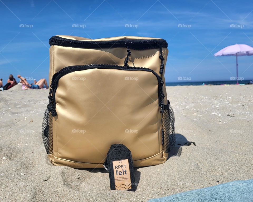 Cool bag from recycled pet bottles and textile waste to a promotionele product for cool drinks on a sunny day on the beach