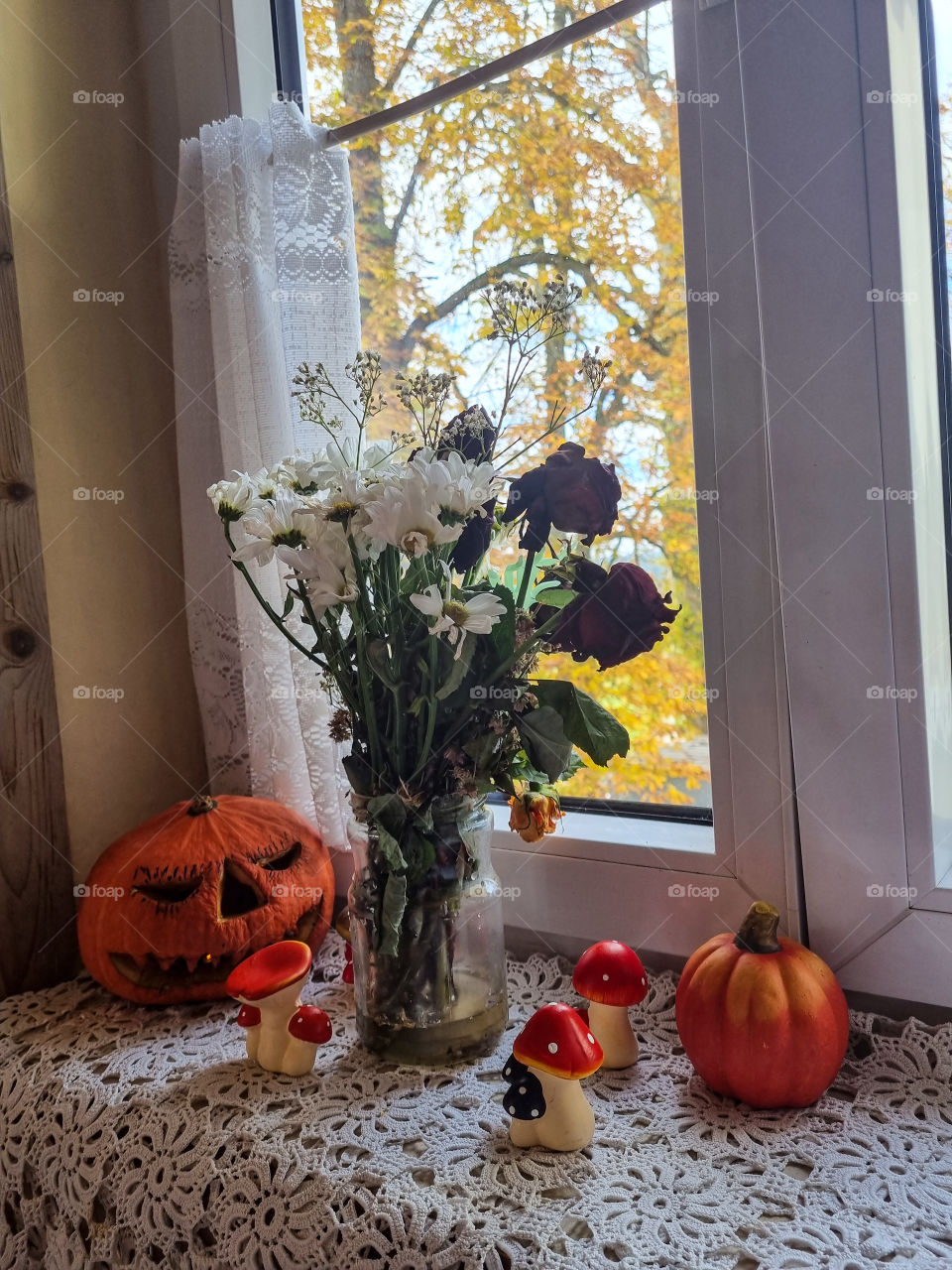 I decided to have dried flowers for my Halloween decorations this year it gives it a extra layer of spooky and mystery. The haunted feeling if you'd like. I love this picture because you can also see autumn on the window. It has layers do it.