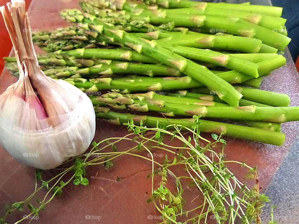 asparagus and garlic with thyme