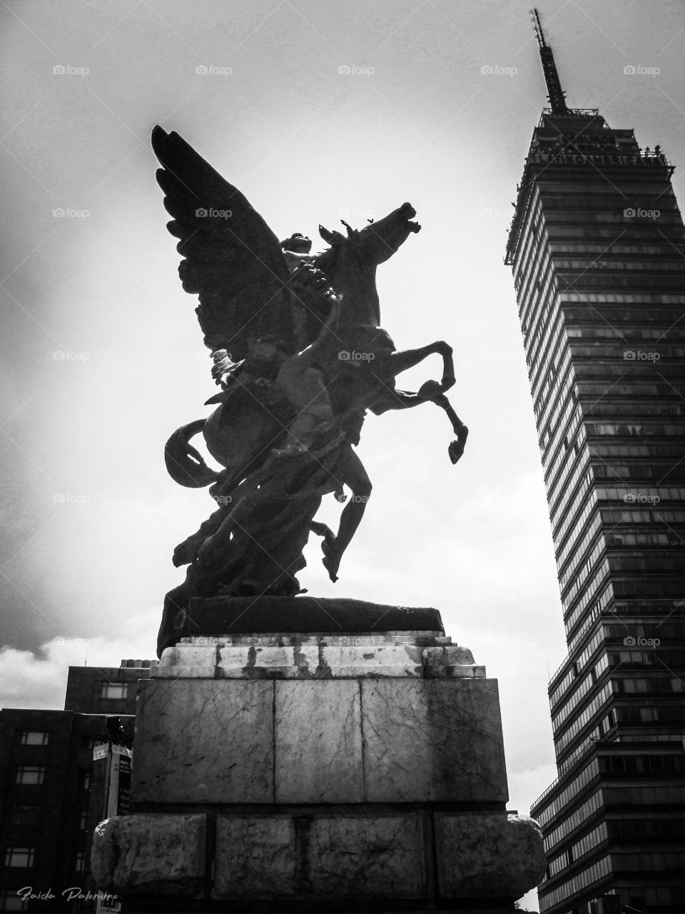 Estatua con fondo Torre Latinoamericana