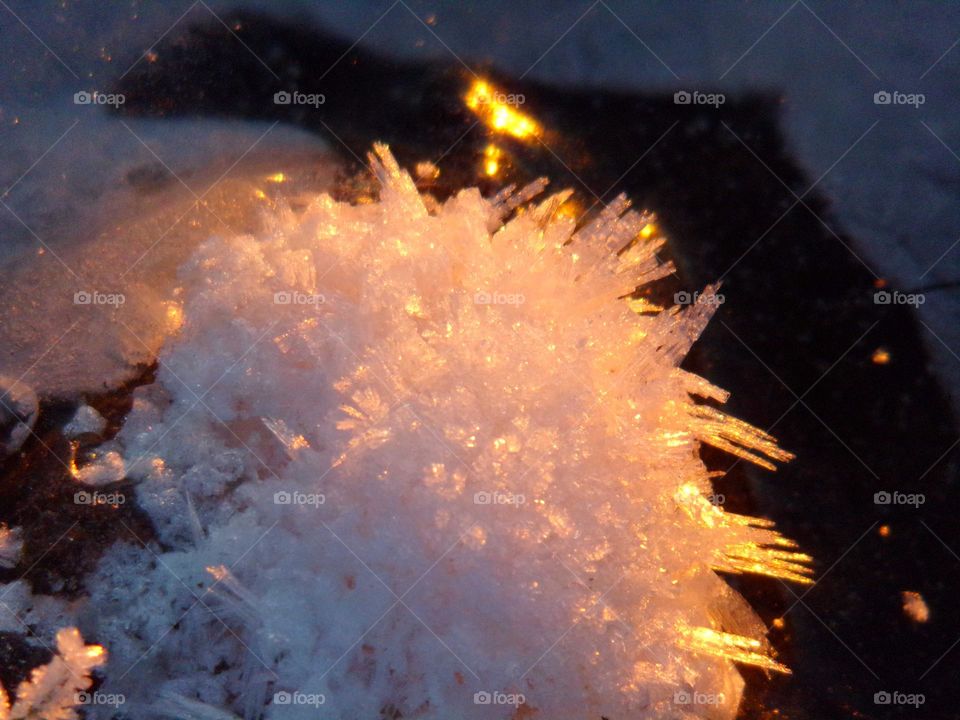 Sonnenlicht scheint auf Eis und Schnee