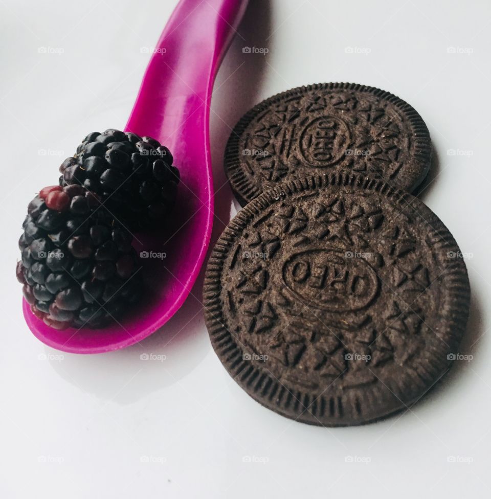 Oreos thins with blackberries