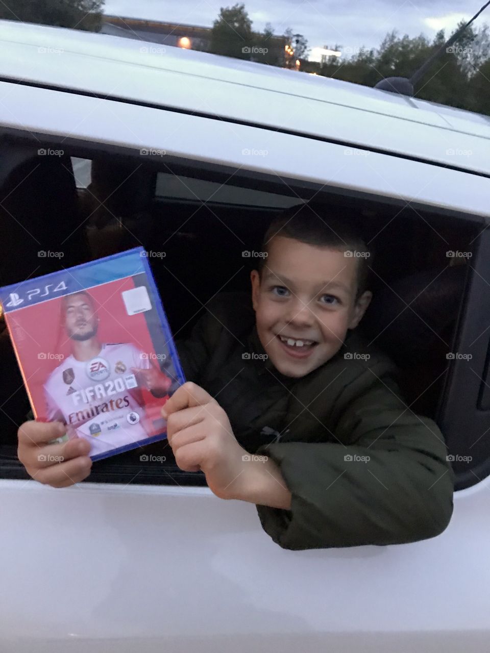 Release day of FIFA 20 in Sweden today. A happy boy