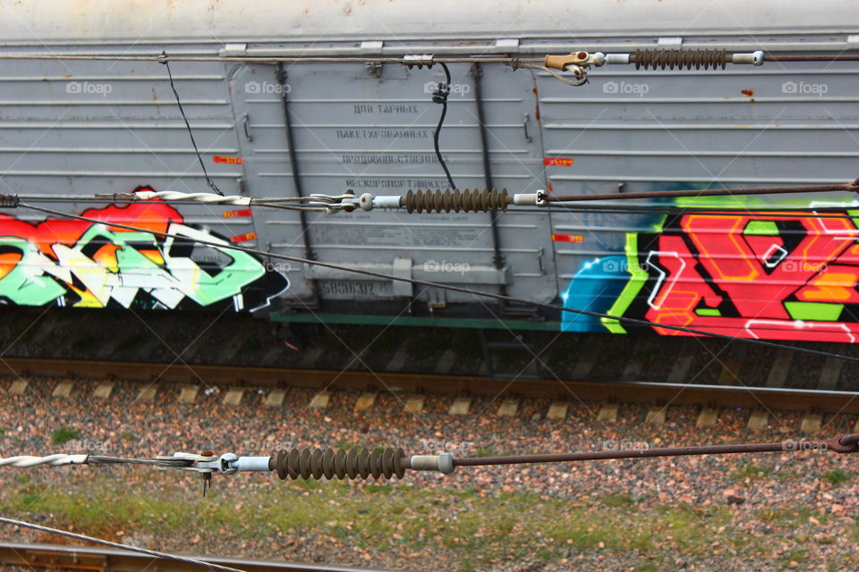 провода граффити на вагоне