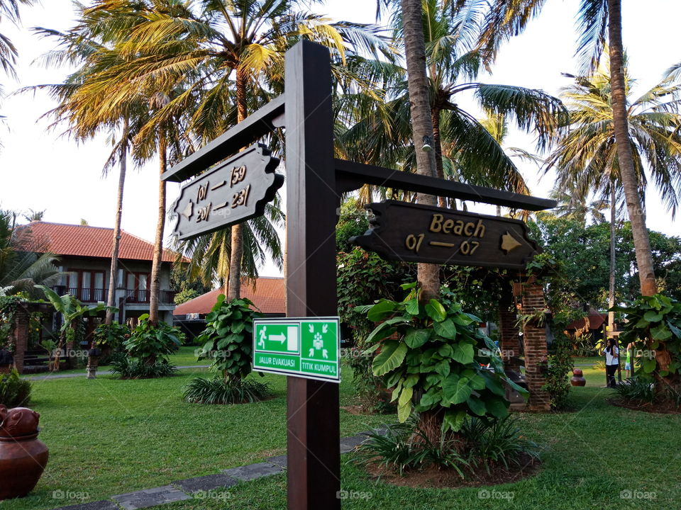 sign wood on the way to the beach