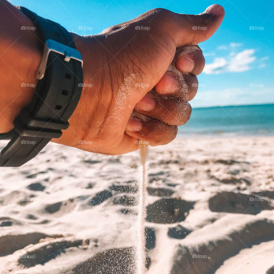 In general, sand contains light minerals, which spread in the most superficial waters, and heavy minerals, which are concentrated in the ocean floor.