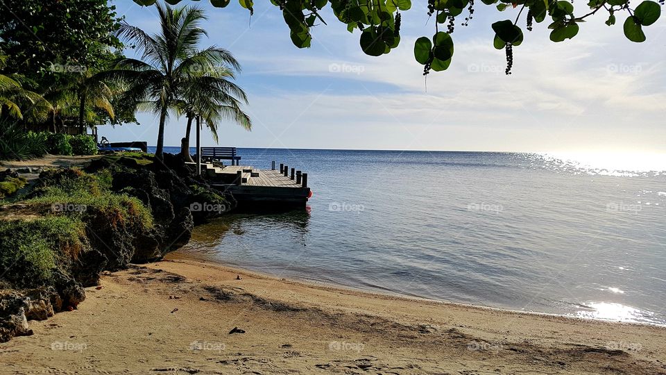 Muelle de uso privado, cuyo bote no ha regresado aún a atracar. Utila. Islas de la Bahia. Honduras