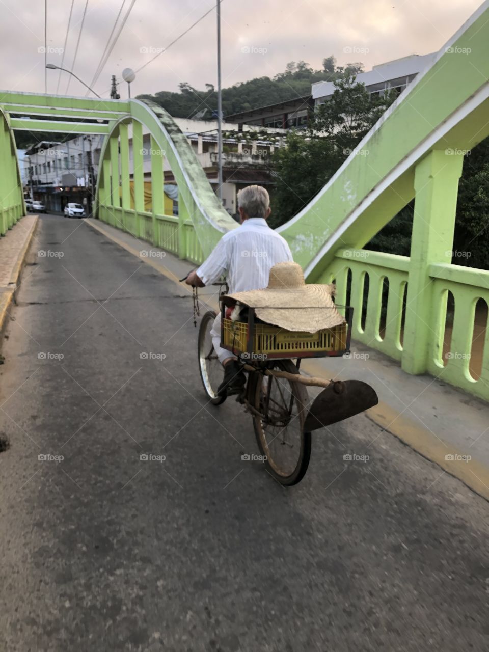 Velho de bicicleta 