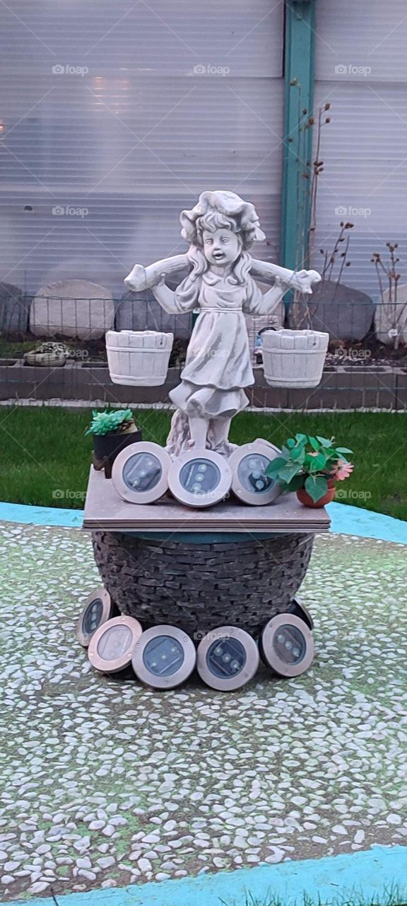 statue d une petite fille