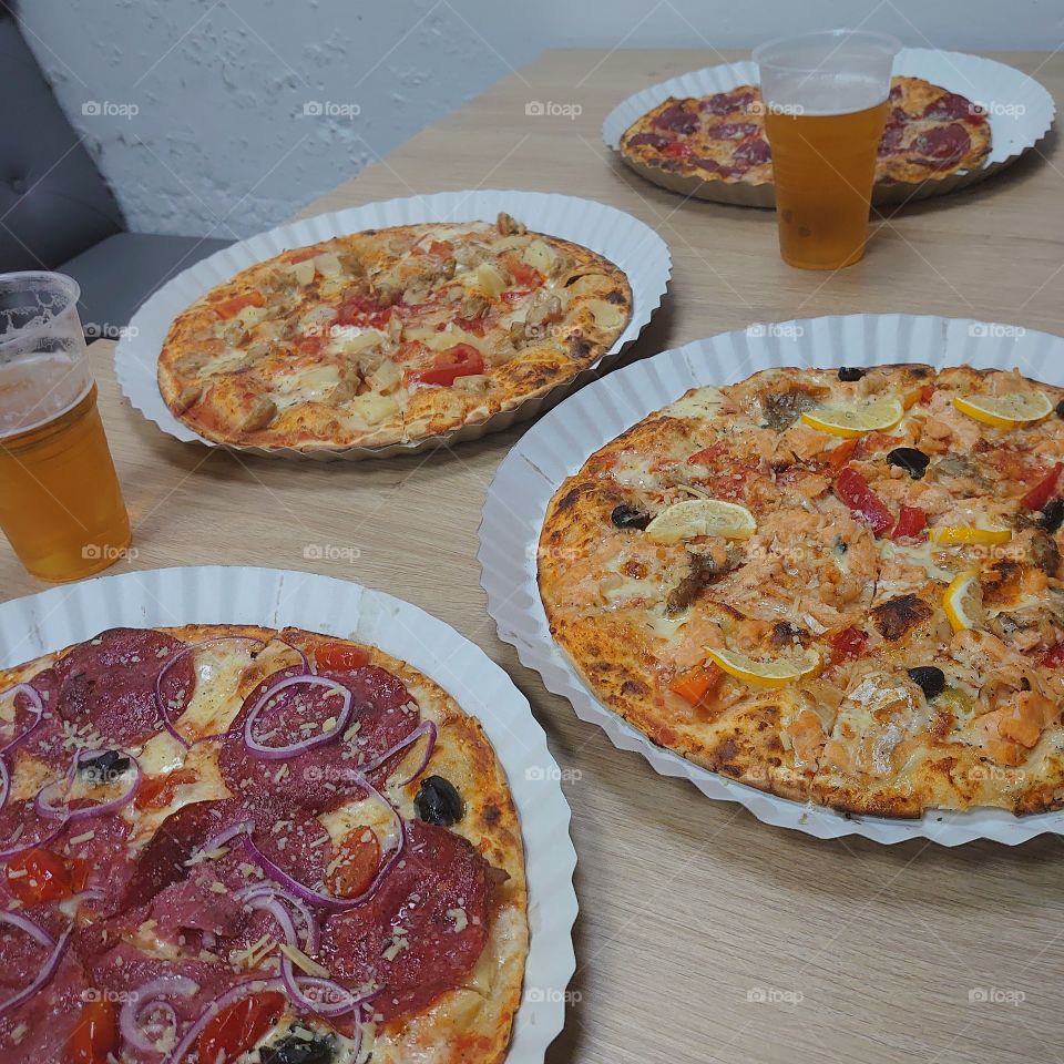 4 types of pizza and beer
