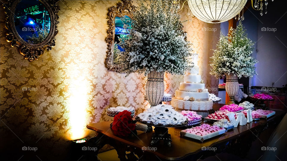 Decoração de festa de casamento. Lustre, iluminação.