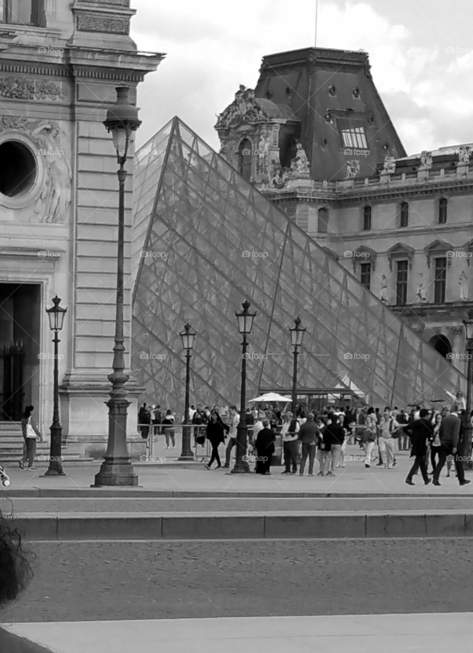 B&W and The Louvre
