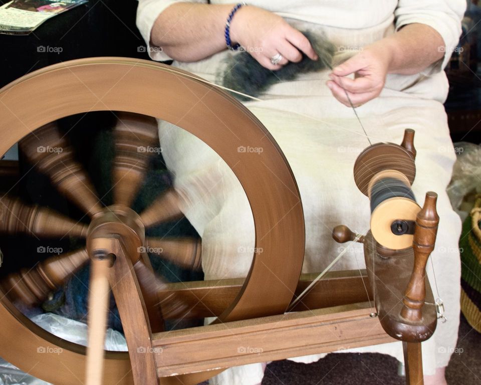 Making yarn with a spinning wheel