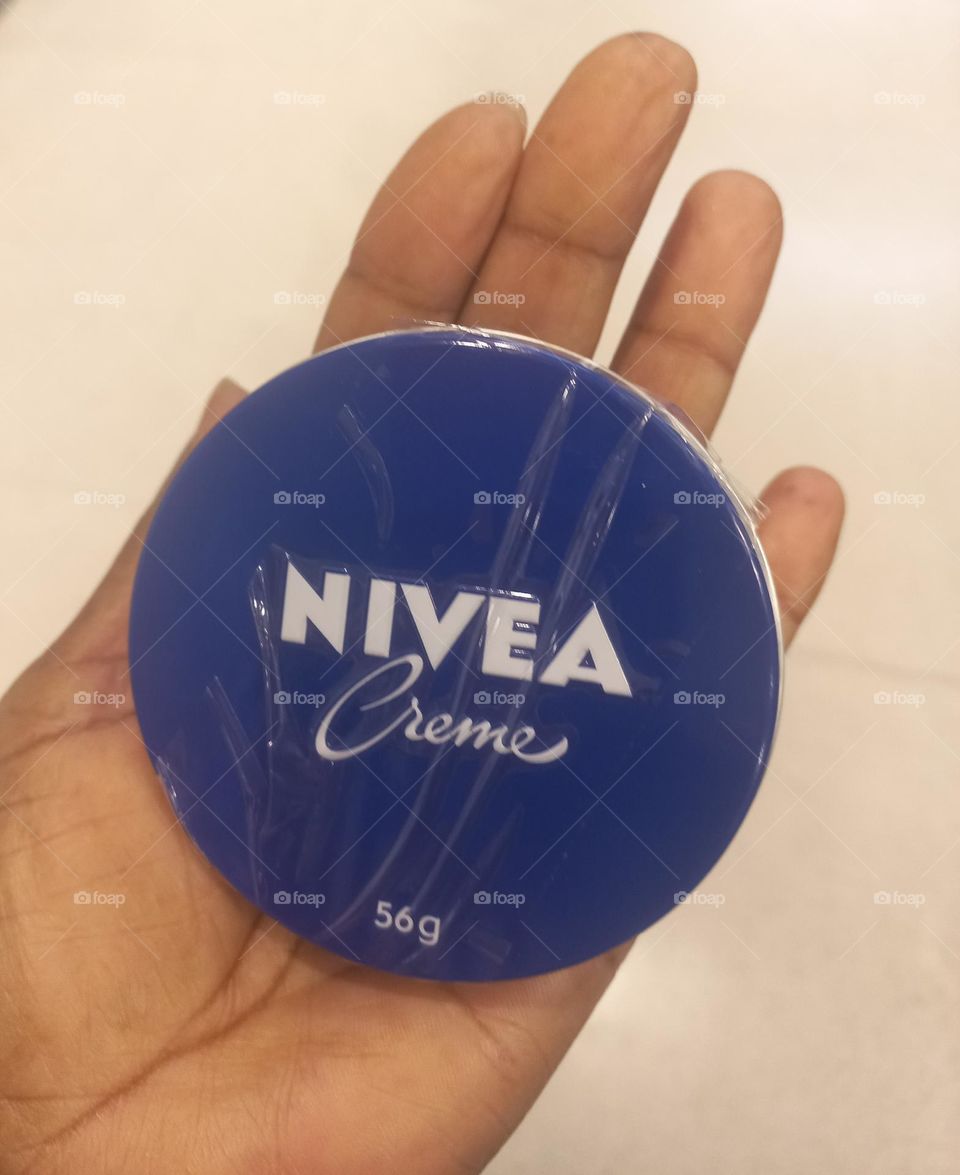Está  com a pele ressecada,  cotovelos e joelhos ásperos e pés  descamando ou rachados?   Use o creme da latinha azul, conhecido de Norte a Sul. A NIVEA trata sua pele com carinho