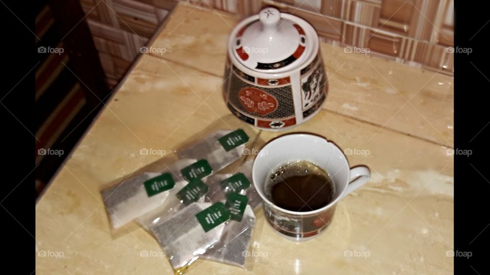 C'est un très bon moment avec un tasse du thé à la tradition marocaine.Le thé chez notre tradition constitue une chose très important...et voilà la photo qui marque l'amour envers du thé.