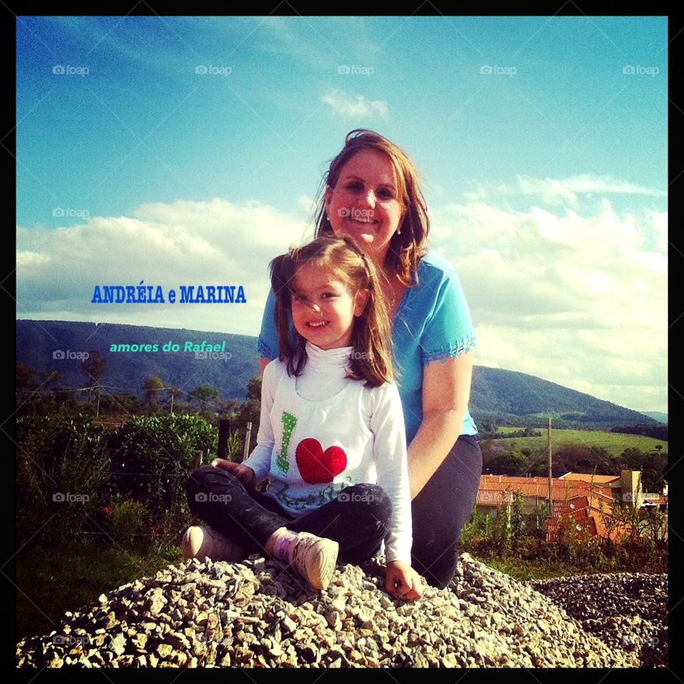 A esposa e a filha com a Serra da Ermida ao fundo (Jundiaí, Brasil). Coloquei os nomes dela no retrato e fiz um encantador protetor de tela para mim...