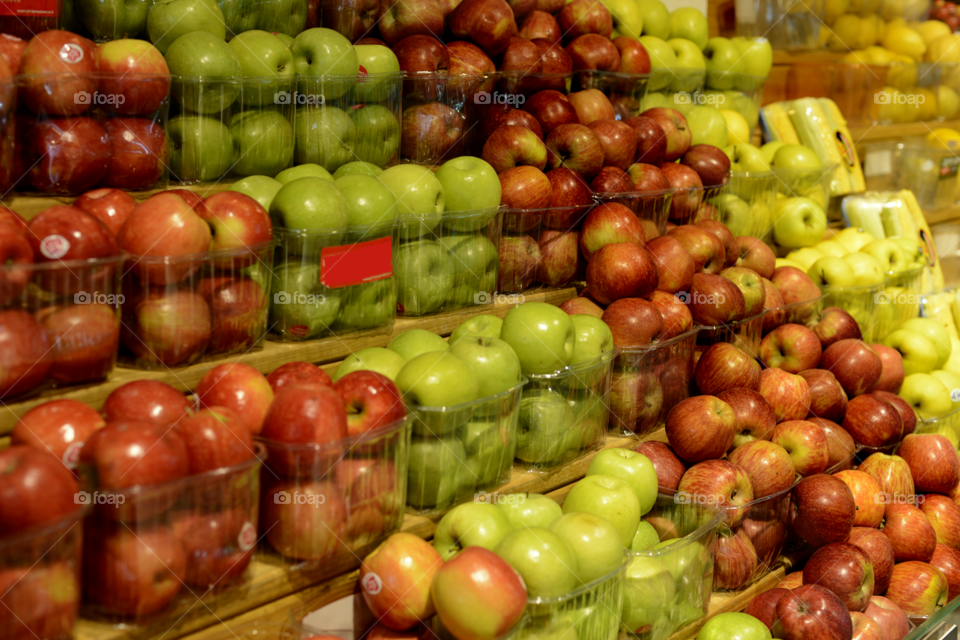 apples on the shelf