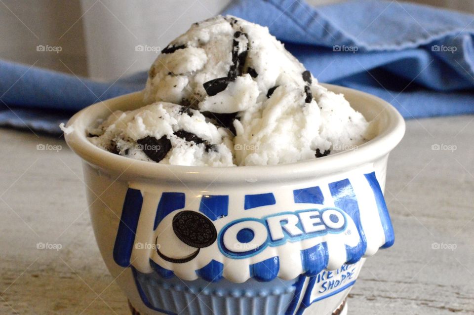 Oreo cookie ice cream flat lay on a white rustic background with a blue towel 