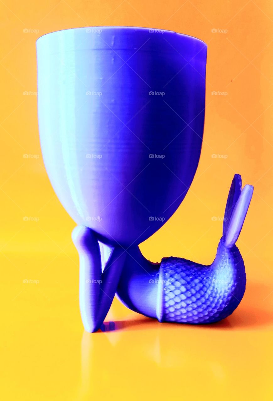 Macetero sirena morado fondo amarillo