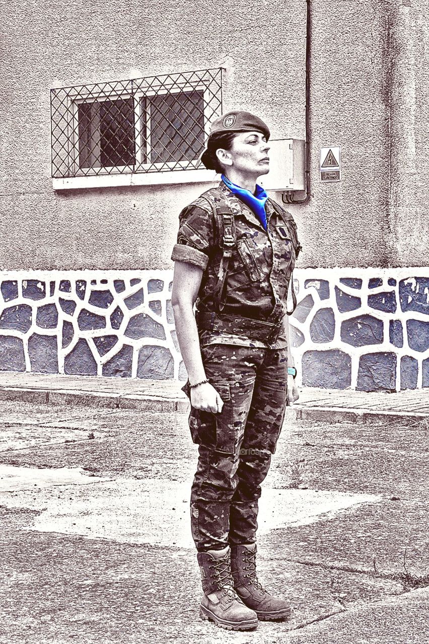 Soldado español en posición de firmes en la parada militar de despedida del comandante general de Ceuta.2019.Garcia Aldave. Quinta tonalidad.